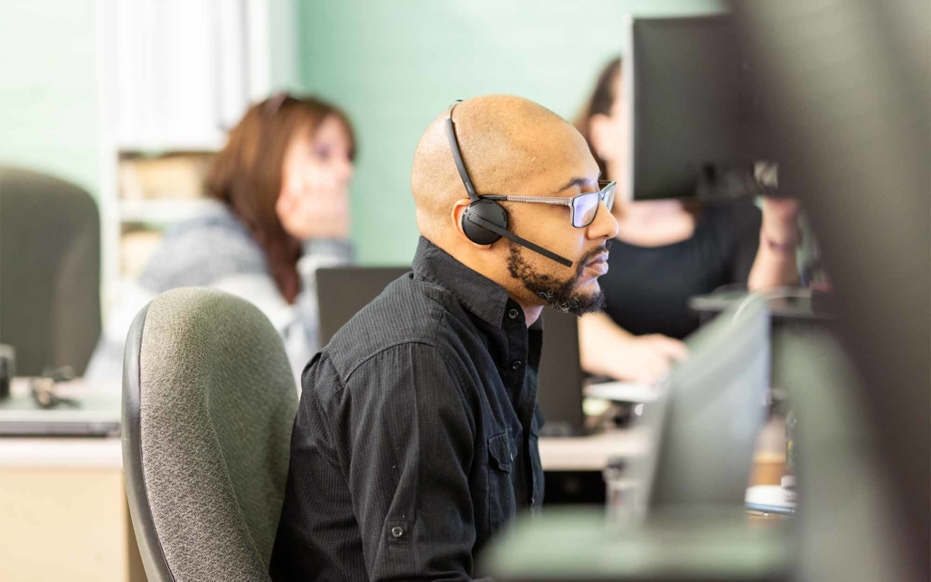 EN Computers worker talking into a headset