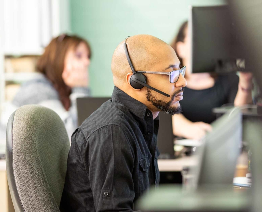 EN Computers worker talking into a headset