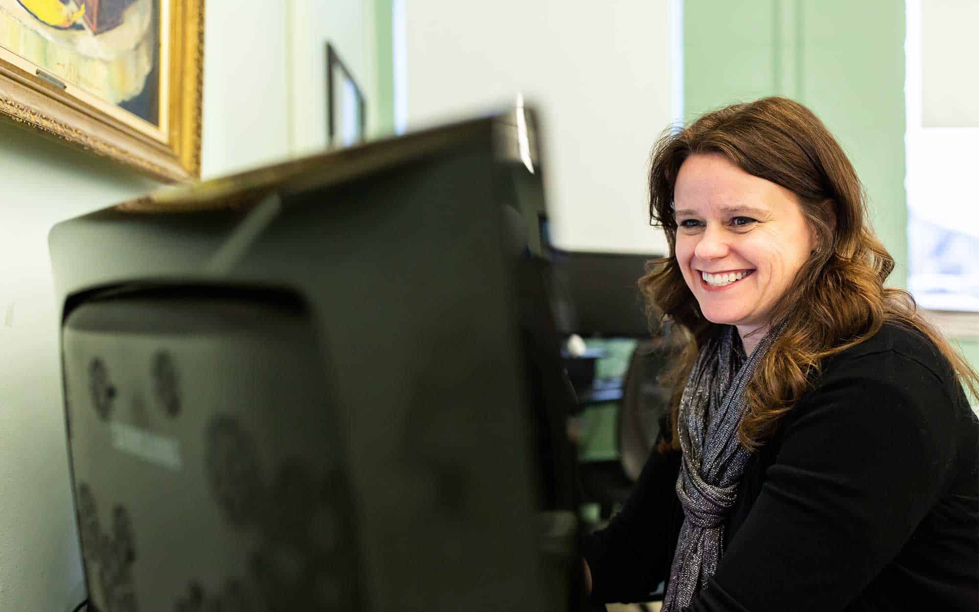 Help-Desk-H1 EN Computers worker working on a computer