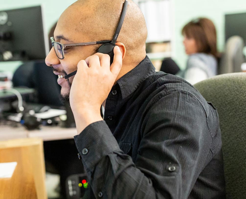 EN Computers worker talking into a headset