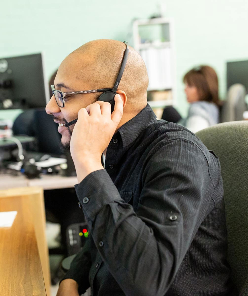 EN Computers worker talking into a headset