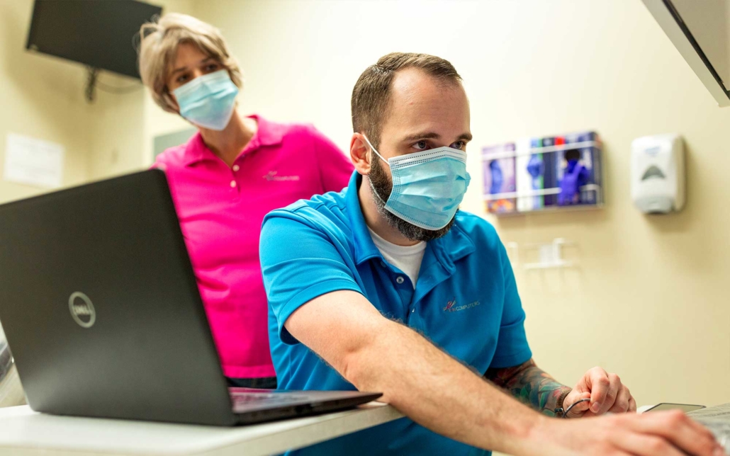 en computers worker at a health care facility setting up IT service