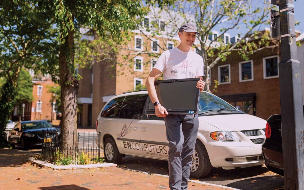 en computers coworker going on site to support a client
