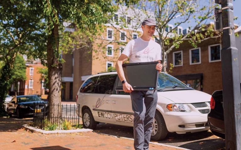 en computers coworker going on site to support a client