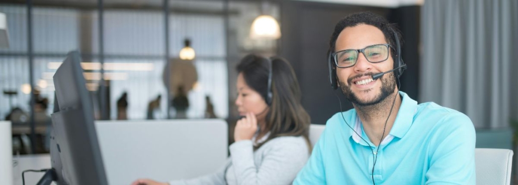 Help desk tech with headset - Managed services help desk support