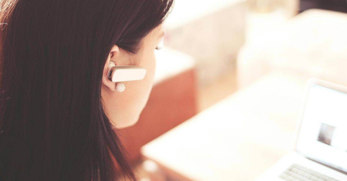 Outsourced Tier 2 help deks support Tier 2 help desk support technician with earpiece